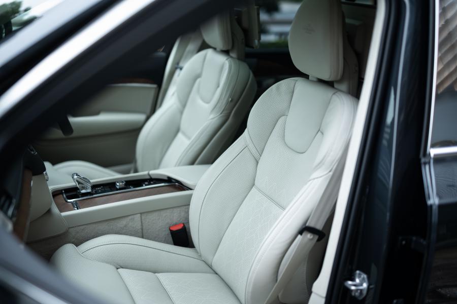 Интерьер Volvo XC90 T8 Excellence 2015 года  (JP) (фото 10 из 16)